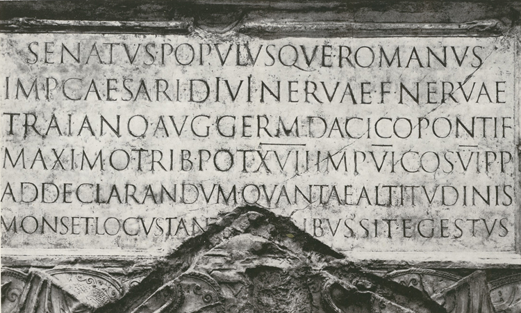 Figura 7. Inscripción en letra capital romana en la base de la columna de Trajano en Roma. Año 113 a.C.